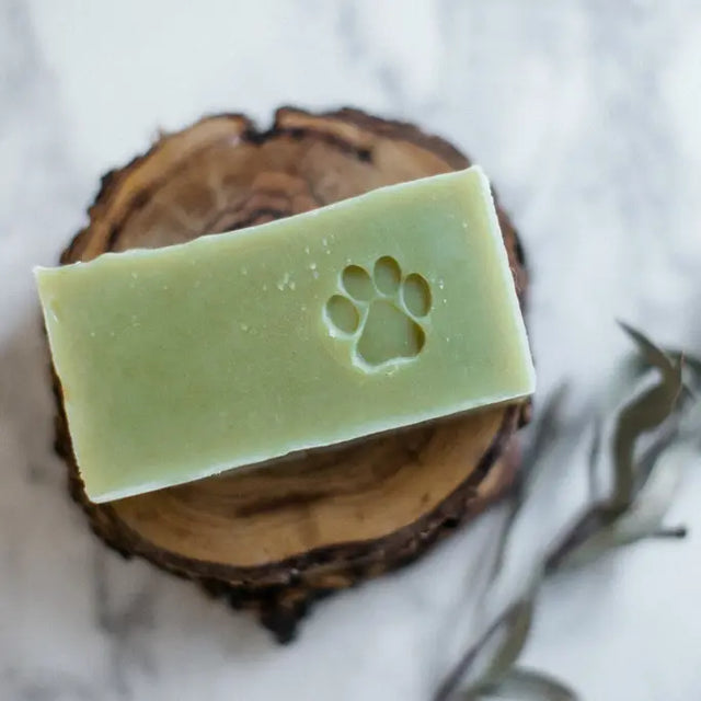 Naturlig håndlaget sjampobar for hunder