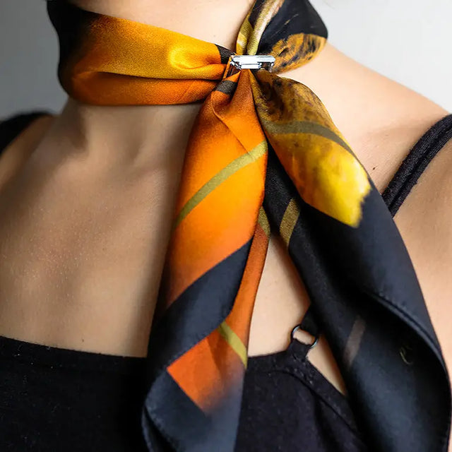 Lite silkeskjerf med firkantet mønster, bandana og flamingomønster