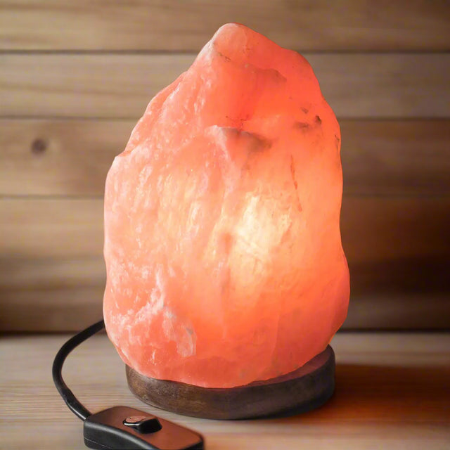 Naturlig saltlampe med trefot